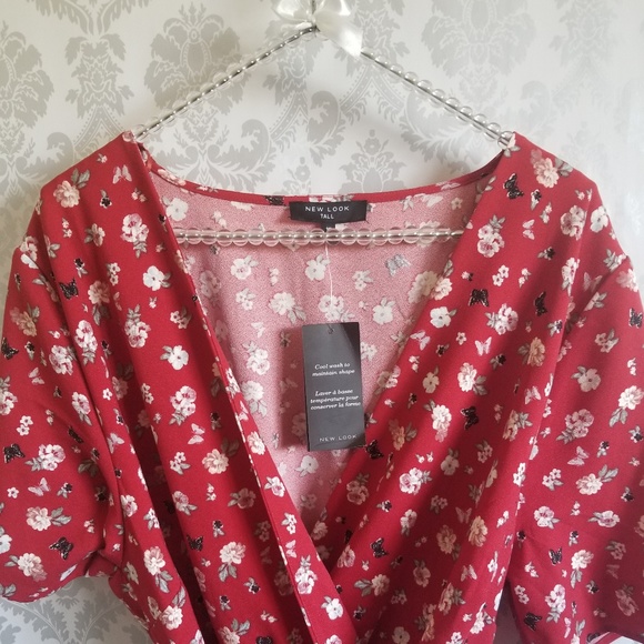 ❌SOLD❌New Look Tall Red Ditsy Floral Wrap - Picture 3 of 4